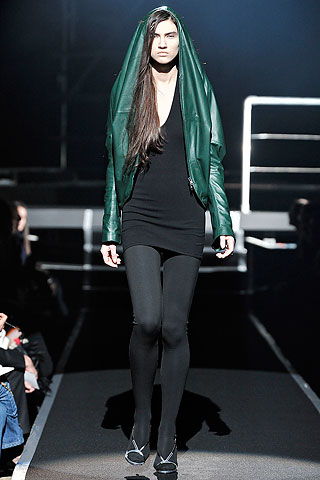 Remera calzas negras bolero verde con capucha Maison Martin Margiela